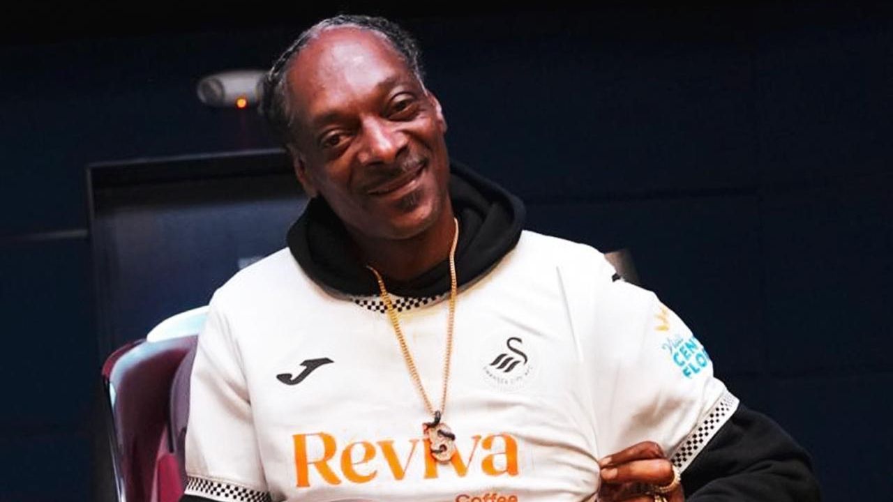 สนูป ด็อกก์ (Snoop Dogg) ศิลปินแร็ประดับโลกชาวอเมริกันวัย 53 ปี กลายเป็นผู้ถือหุ้นรายใหม่ของ สวอนซี ซิตี้ สโมสรในแชมเปียนชิพ อังกฤษ โดยเข้าซื้อหุ้นบางส่วน พร้อมเปิดตัวอย่างเป็นทางการด้วยการร่วมเปิดตัวชุดแข่งใหม่ของสโมสรประจำฤดูกาล 2025-26